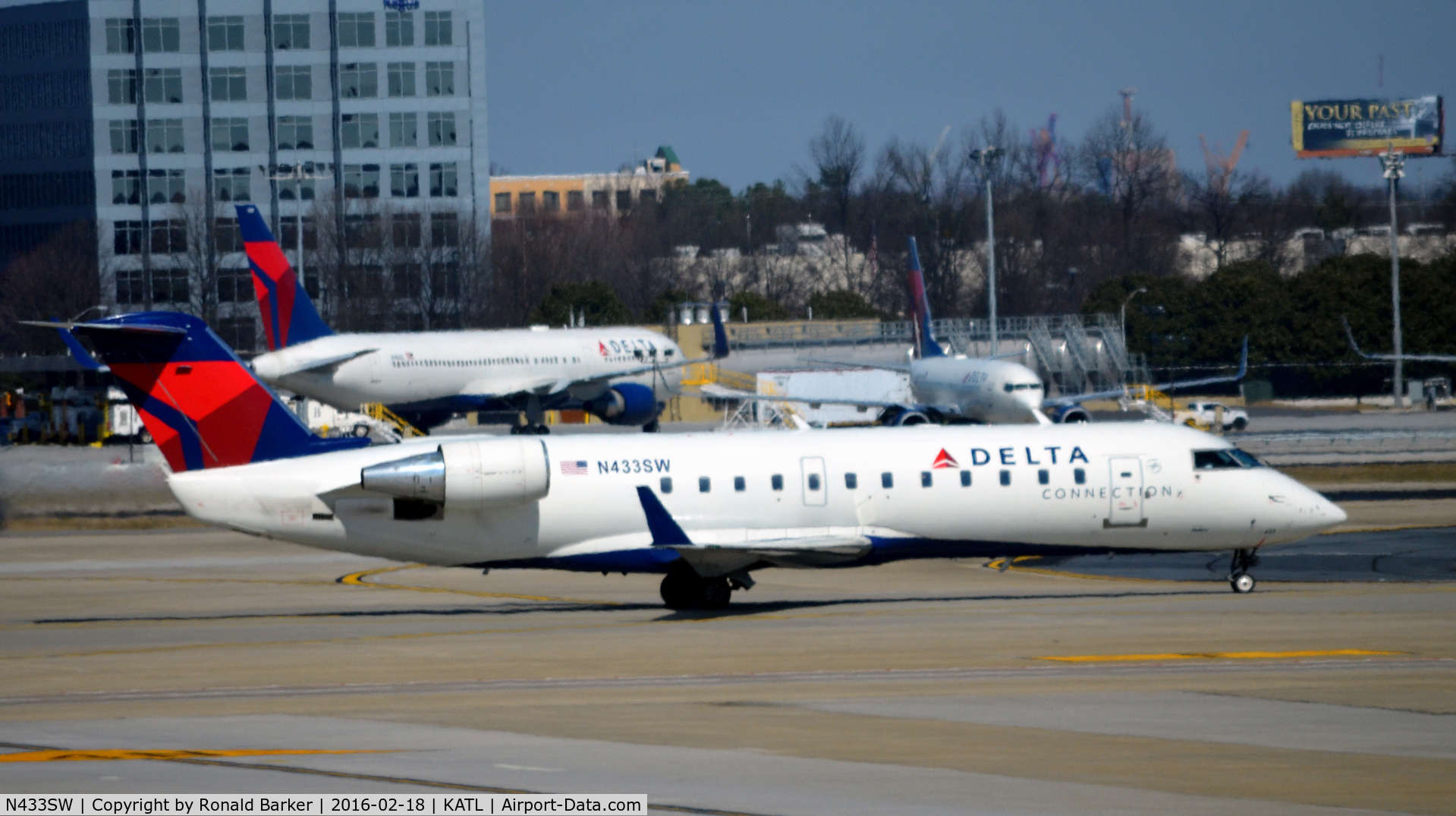 N433SW, 2001 Bombardier CRJ-200LR (CL-600-2B19) C/N 7550, Taxi Atlanta