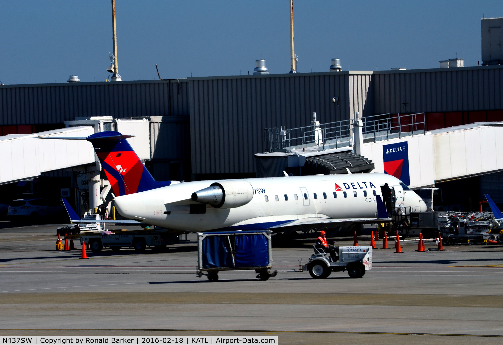 N437SW, 2001 Bombardier CRJ-200LR (CL-600-2B19) C/N 7564, At gate Atlanta