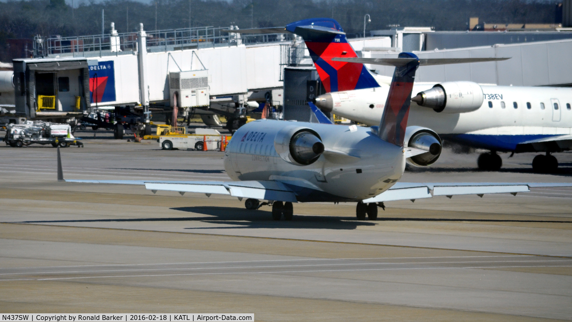N437SW, 2001 Bombardier CRJ-200LR (CL-600-2B19) C/N 7564, Taxi for takeoff Atlanta