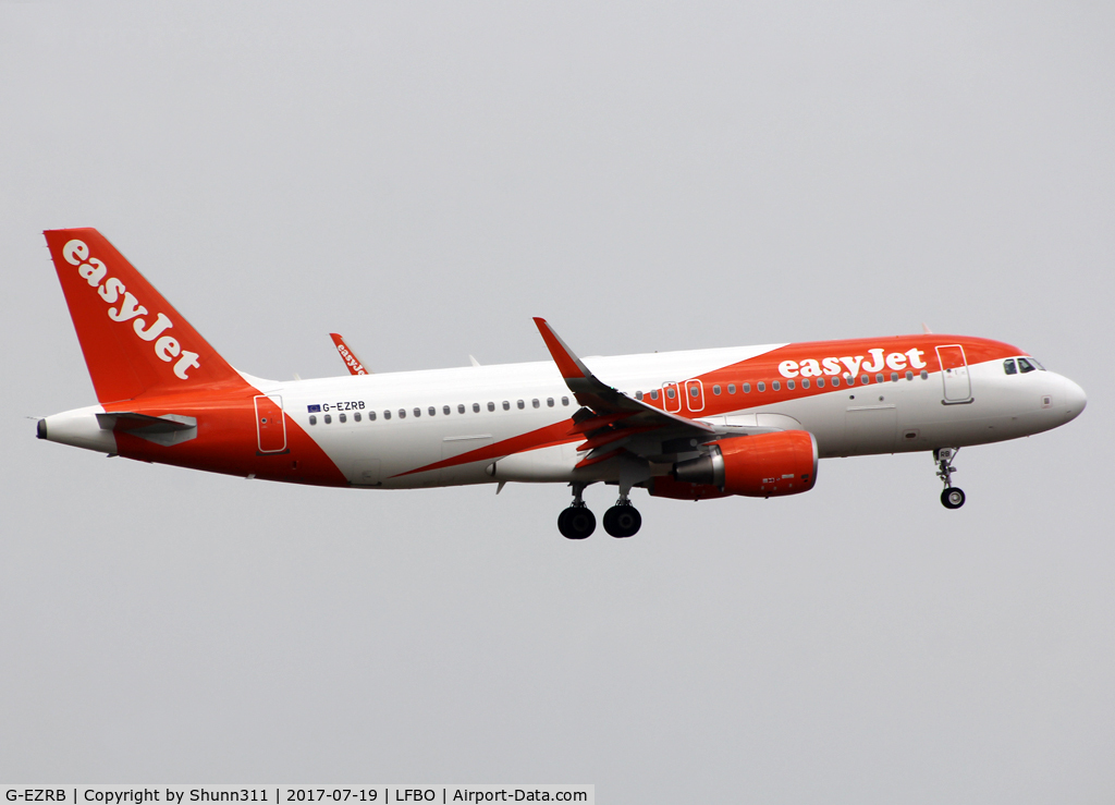 G-EZRB, 2017 Airbus A320-214 C/N 7632, Landing rwy 14L