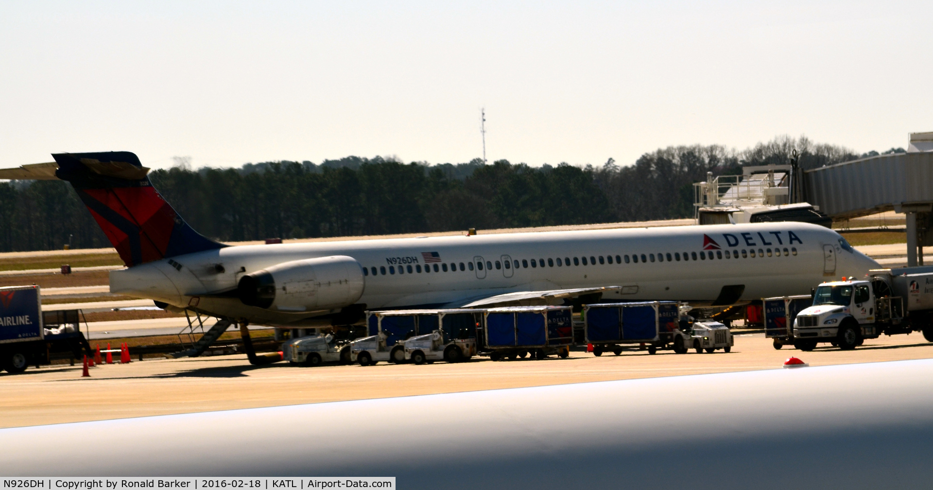 N926DH, 1998 McDonnell Douglas MD-90-30 C/N 53588, At the gate Atlanta