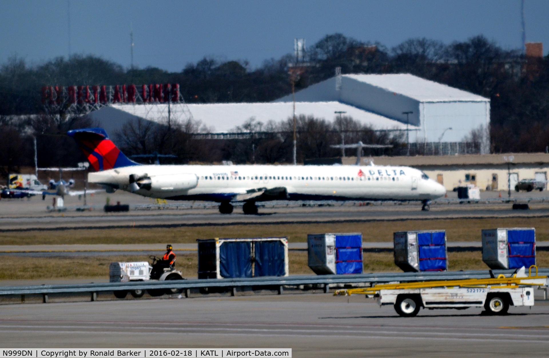 N999DN, 1992 McDonnell Douglas MD-88 C/N 53371, Landing Atlanta