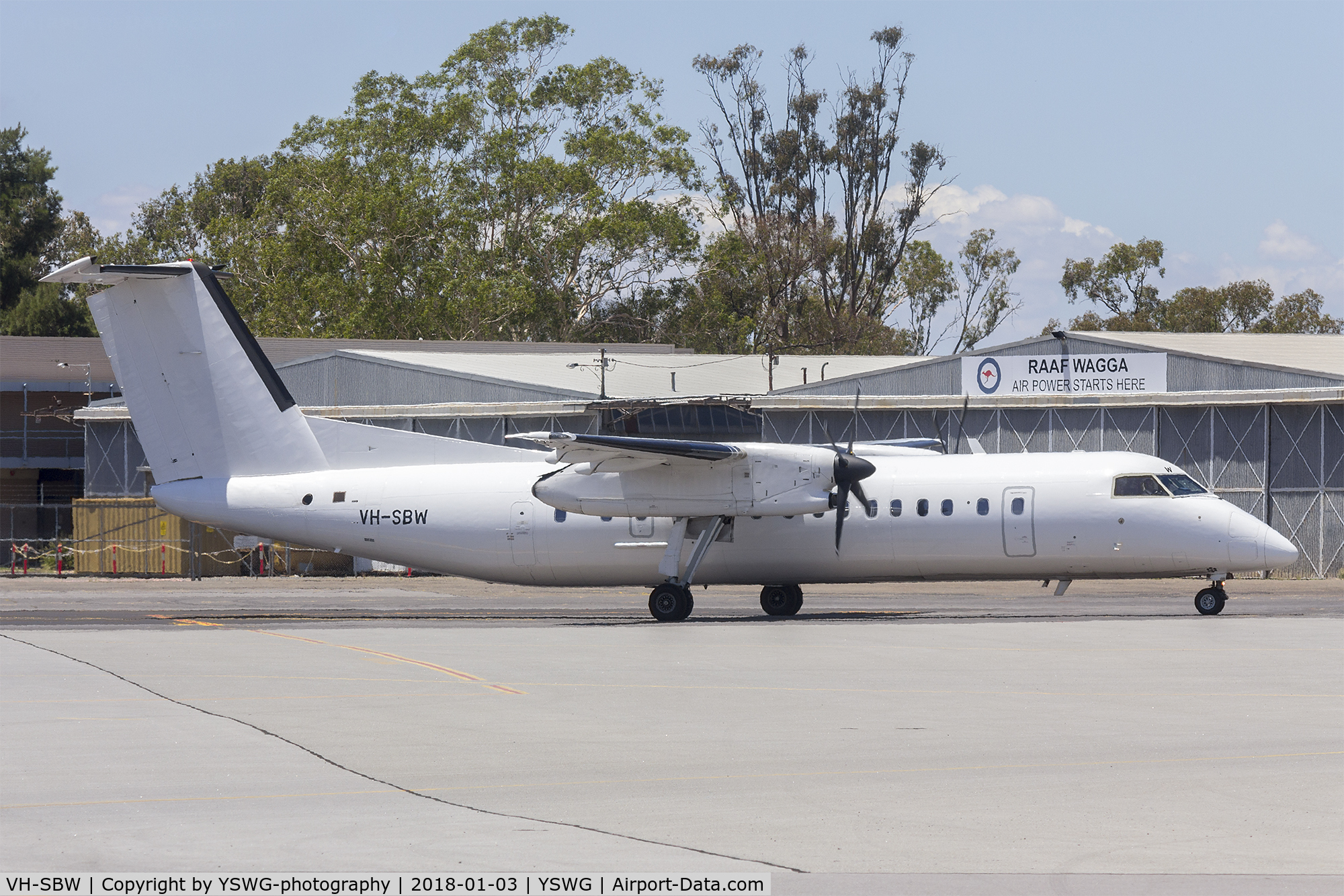 VH-SBW, 2004 De Havilland Canada DHC-8-315Q Dash 8 C/N 599, QantasLink (VH-SBW) Bombardier DHC-8-315Q Dash 8 taxiing at Wagga Wagga Airport