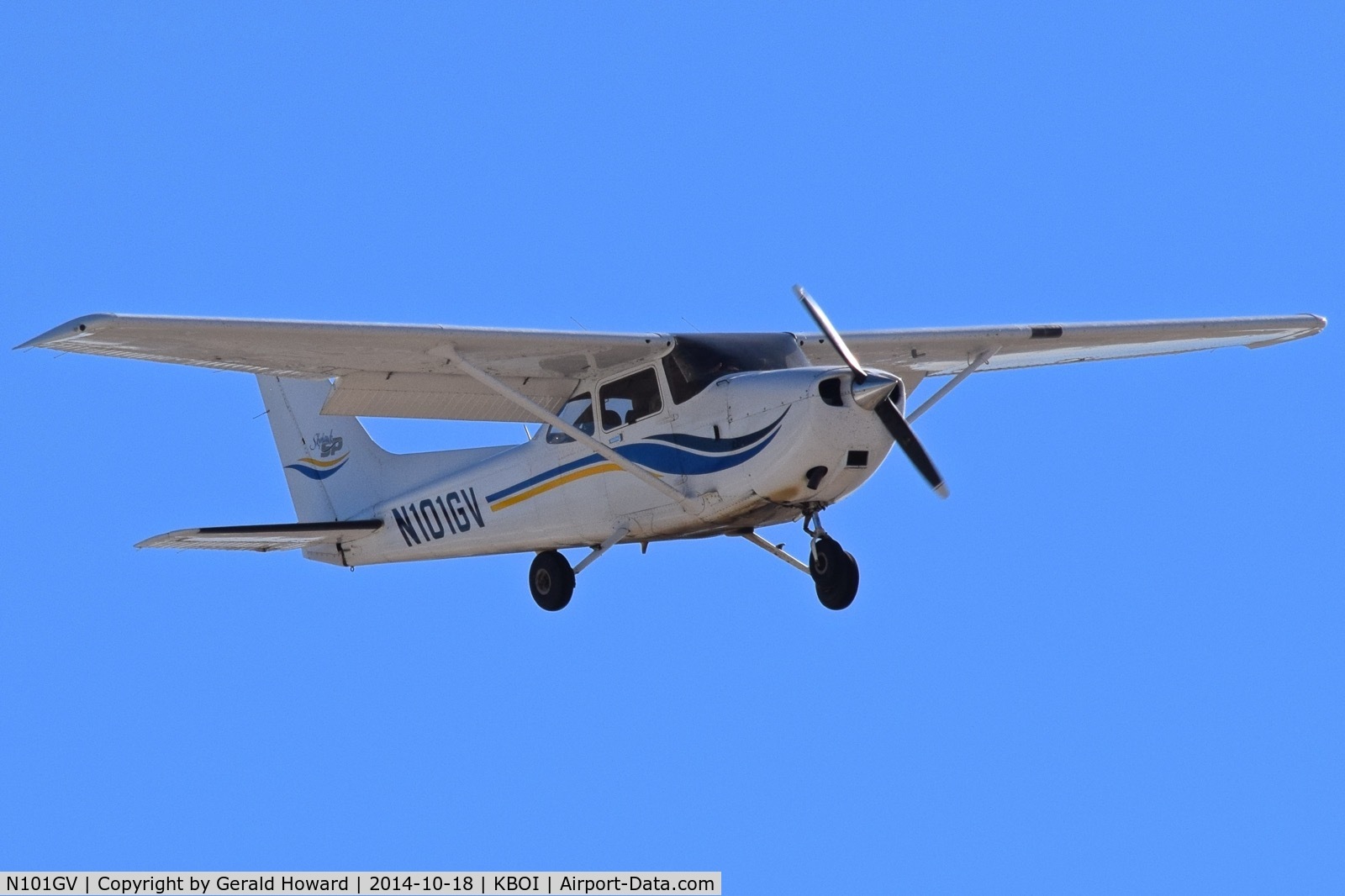 N101GV, 1998 Cessna 172S C/N 172S8021, On final for RWY 28R.
