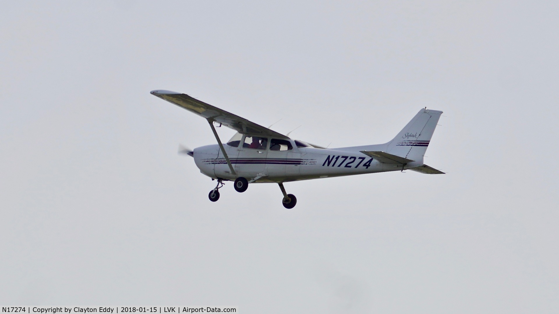 N17274, 1998 Cessna 172R C/N 17280353, Livermore Airport California 2018.