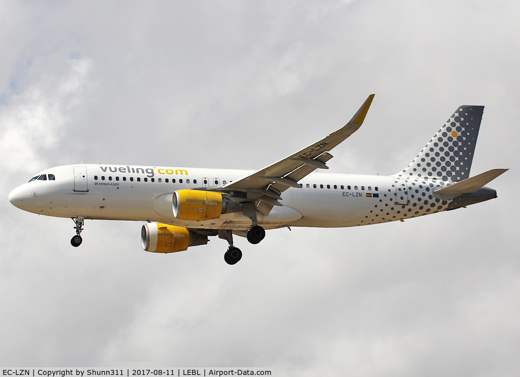 EC-LZN, 2013 Airbus A320-214 C/N 5925, Landing rwy 25R