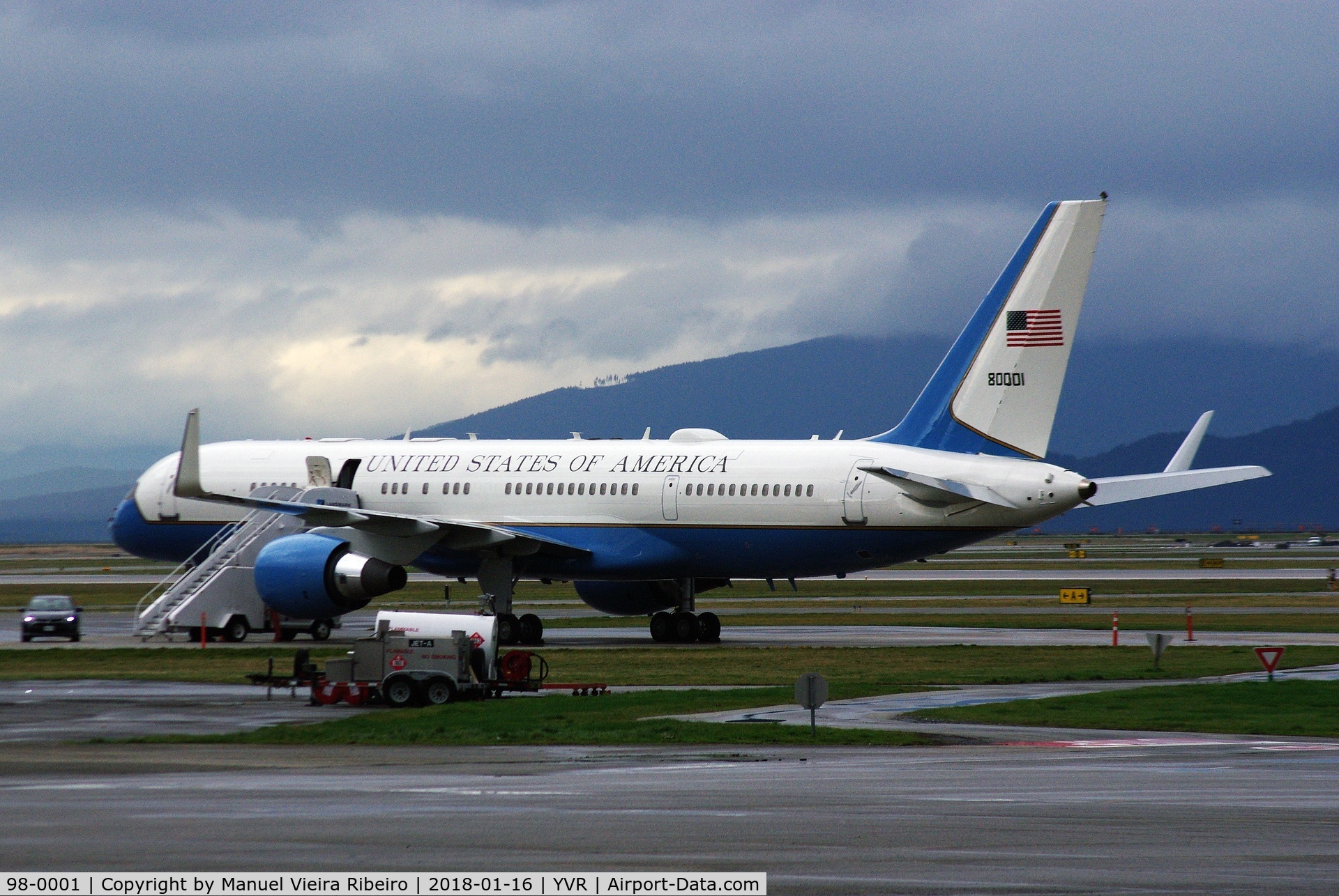 98-0001, 1998 Boeing VC-32A (757-200) C/N 29025, Awaiting Sec.of State in Vancouver for Korea Summit