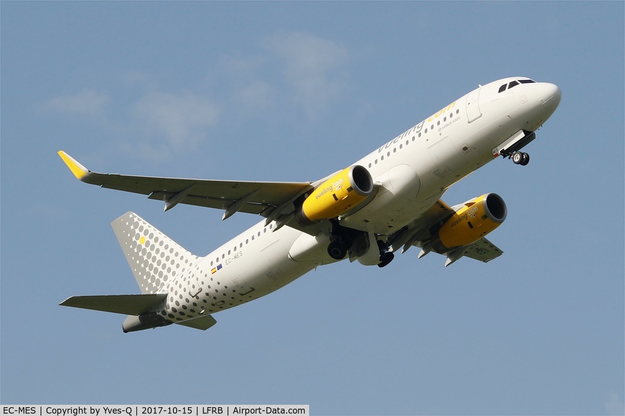 EC-MES, 2015 Airbus A320-232 C/N 6518, Airbus A320-232, Take off rwy 07R, Brest-Bretagne airport (LFRB-BES)