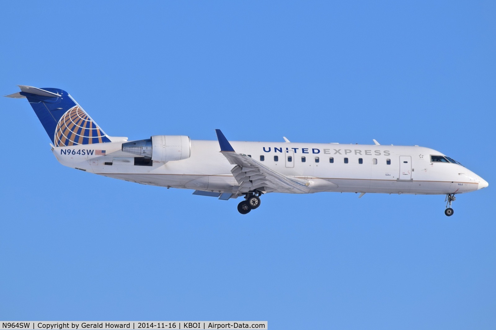 N964SW, 2003 Bombardier CRJ-200ER (CL-600-2B19) C/N 7868, Landing RWY 10L.