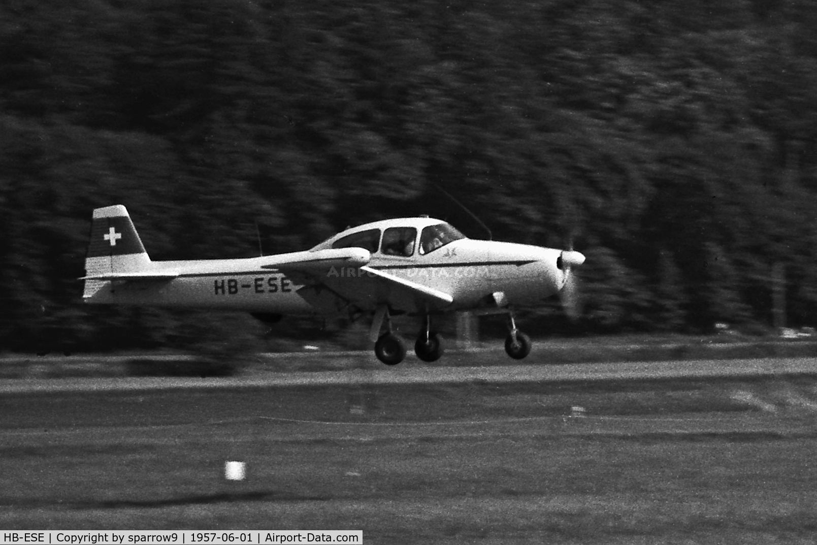 HB-ESE, 1948 Ryan Navion A C/N NAV-4-1259, At Biel-Boezingen airfield, now closed.
Scanned from a 6x9 negative.