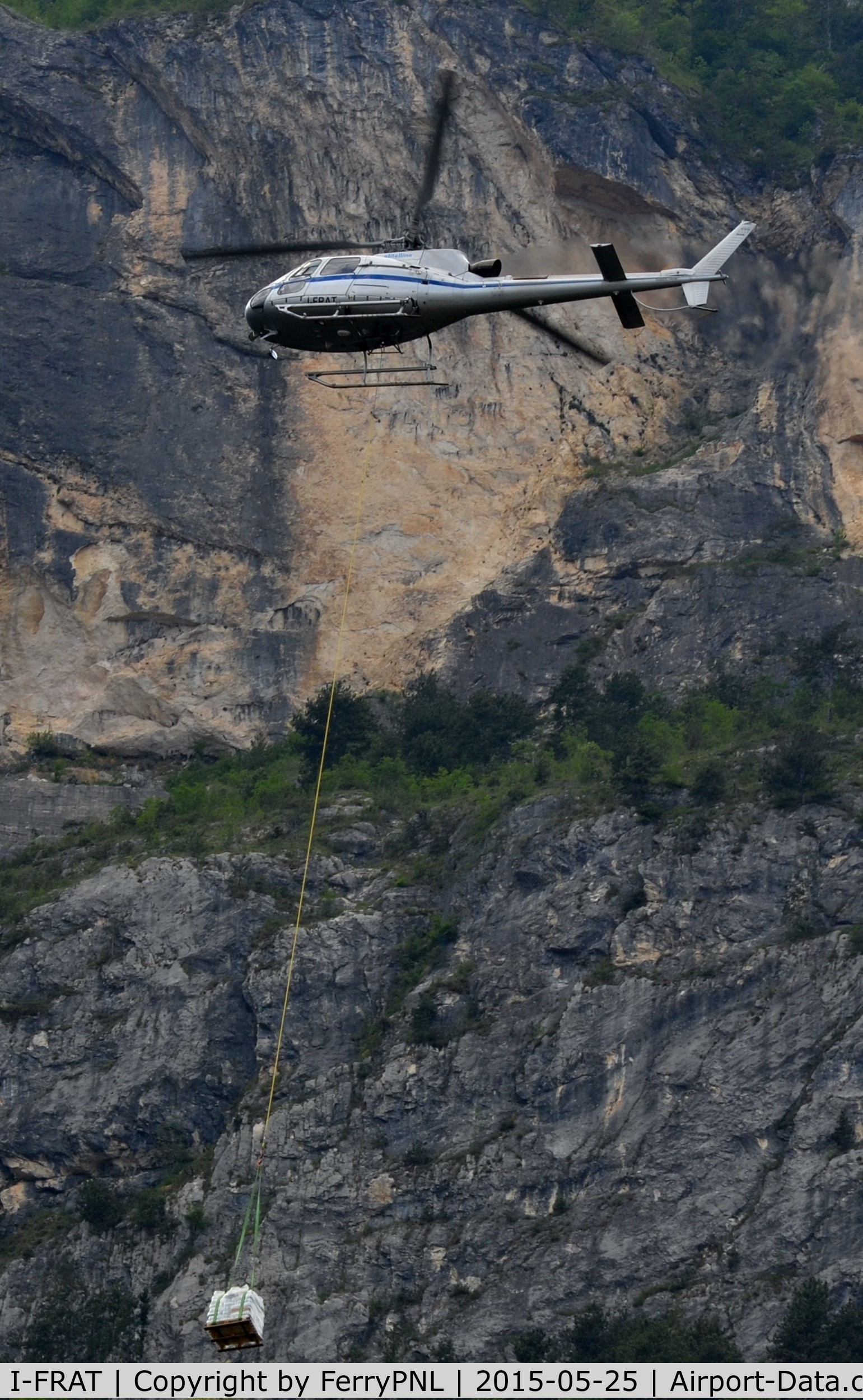 I-FRAT, Eurocopter AS-350B-3 Ecureuil Ecureuil C/N 4720, Elitellina AS350 with its load close to the mountain.