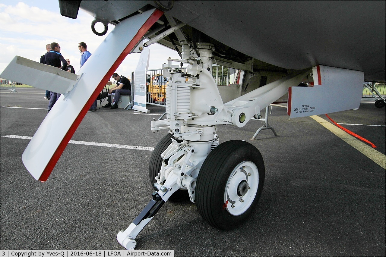 3, Northrop Grumman E-2C Hawkeye C/N FR-3, French Naval Aviation Grumman E-2C Hawkeye, Front landing gear close up view, Avord Air Base 702 (LFOA) Open day 2016