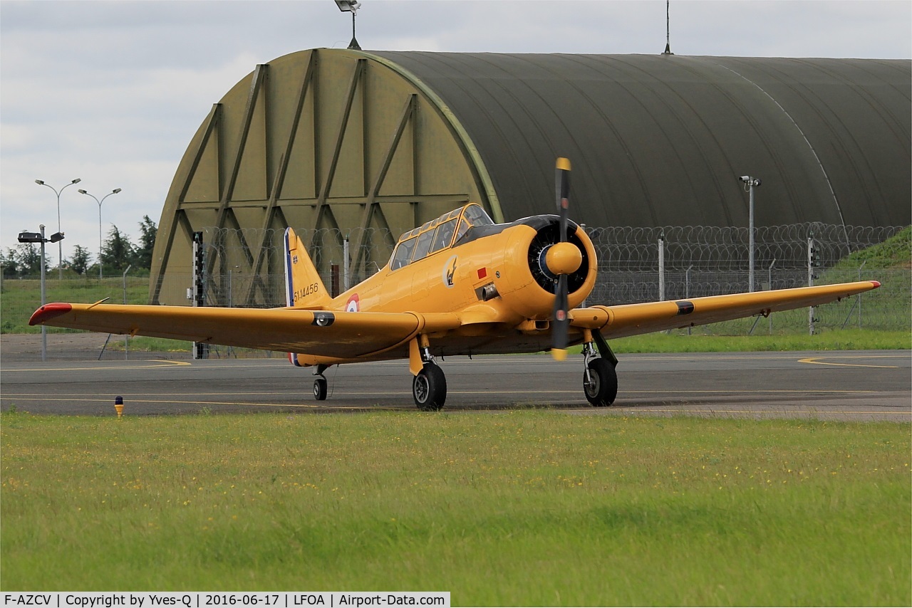 F-AZCV, 1951 North American T-6G Texan C/N 182-143, North American T-6G Texan, Taxiing to static park, Avord Air Base 702 (LFOA) Open day 2016