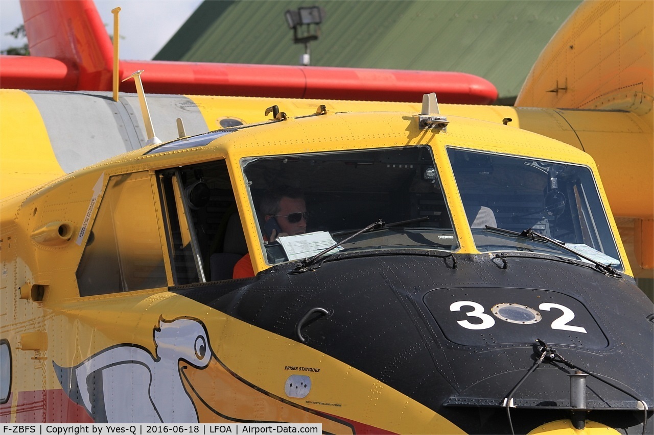 F-ZBFS, Canadair CL-215-6B11 CL-415 C/N 2001, Canadair CL-415, Cockpit close up view, Avord Air Base 702 (LFOA) Open day 2016