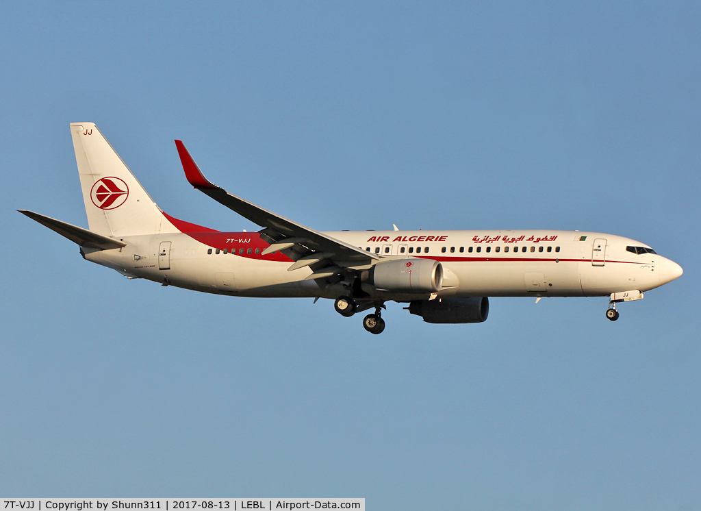 7T-VJJ, 2000 Boeing 737-8D6 C/N 30202, Landing rwy 25R in new c/s with fitted sharklets