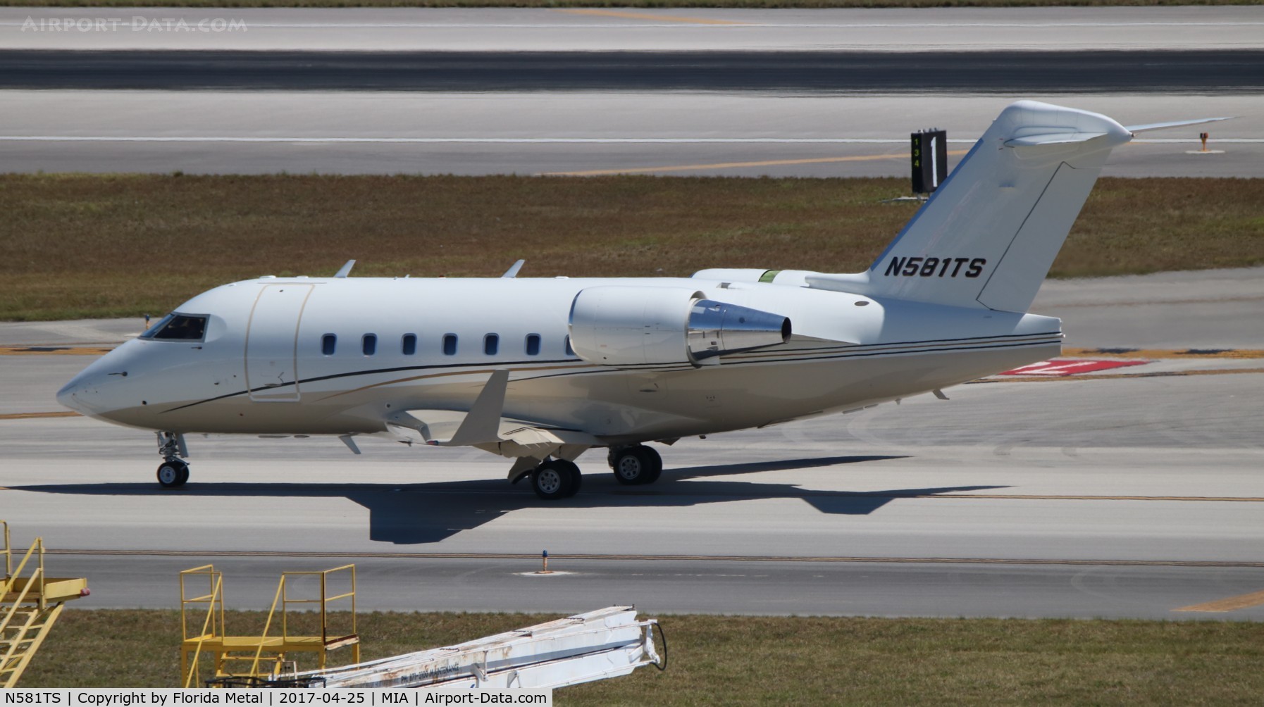 N581TS, 2001 Bombardier Challenger 604 (CL-600-2B16) C/N 5482, Challenger 604