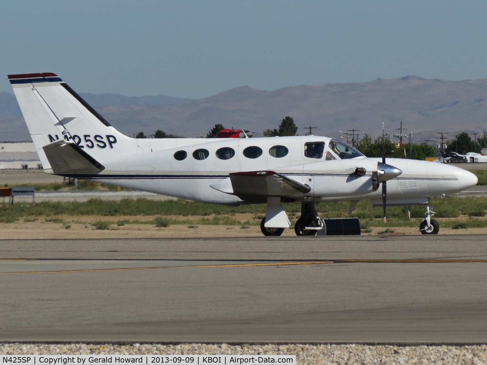 N425SP, 1983 Cessna 425 Conquest I C/N 425-0184, Taxiing to RWY 28L.