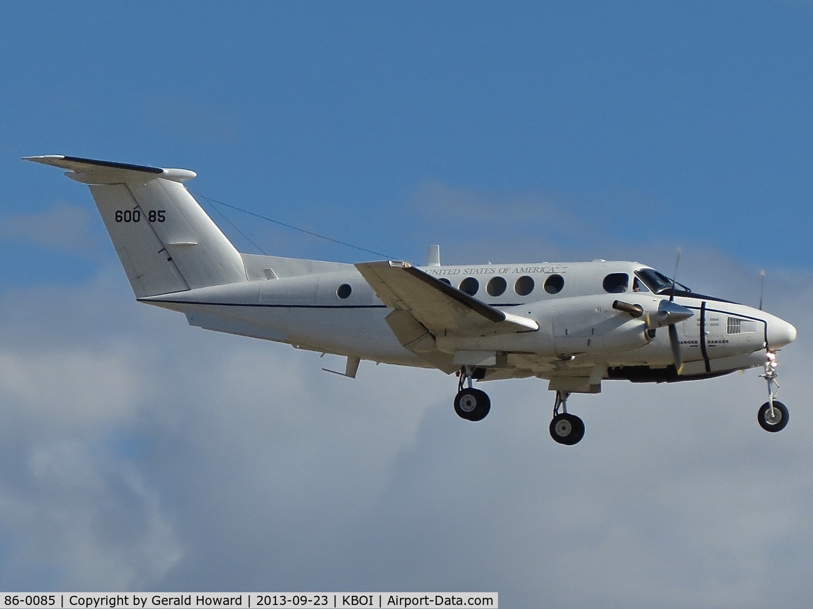 86-0085, 1986 Beechcraft C-12F Huron C/N BP-65, Landing RWY 10R.