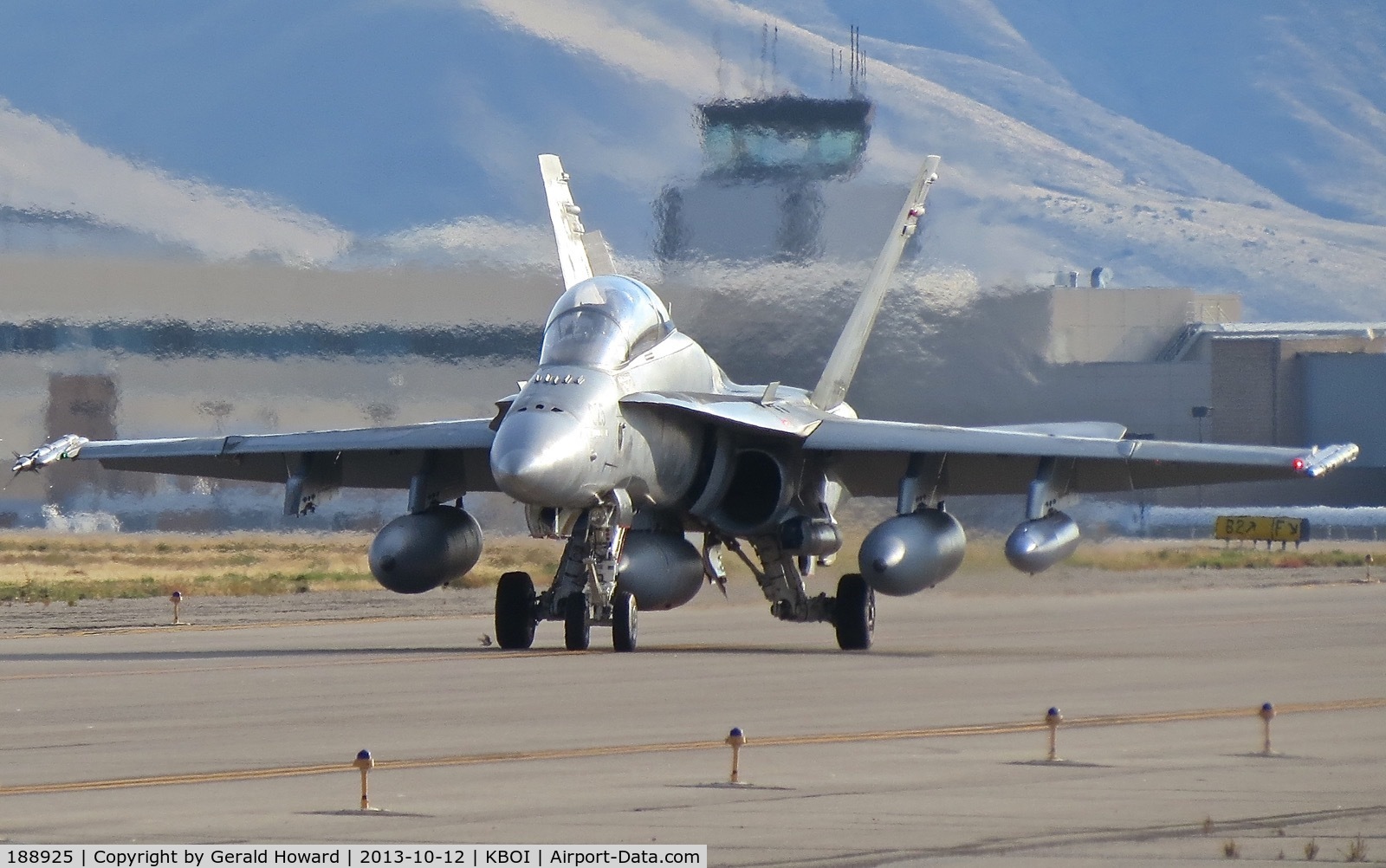 188925, 1987 McDonnell Douglas CF-188B Hornet C/N 0479/B084, Taxiing on Foxtrot. 409 Squadron, Cold Lake, Canada.