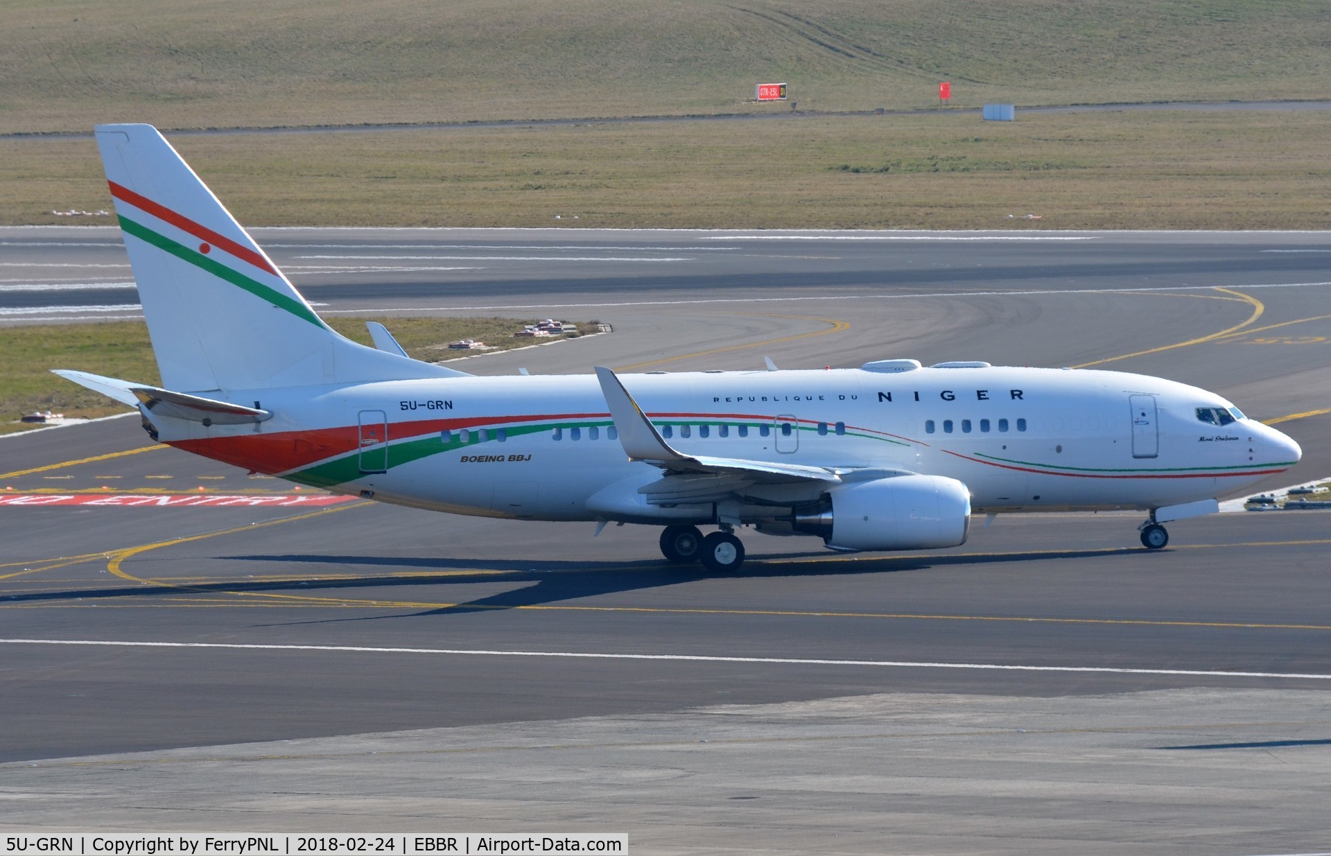 5U-GRN, 1998 Boeing 737-75U C/N 28976, BBJ Niger 1 taxying for departure from BRU