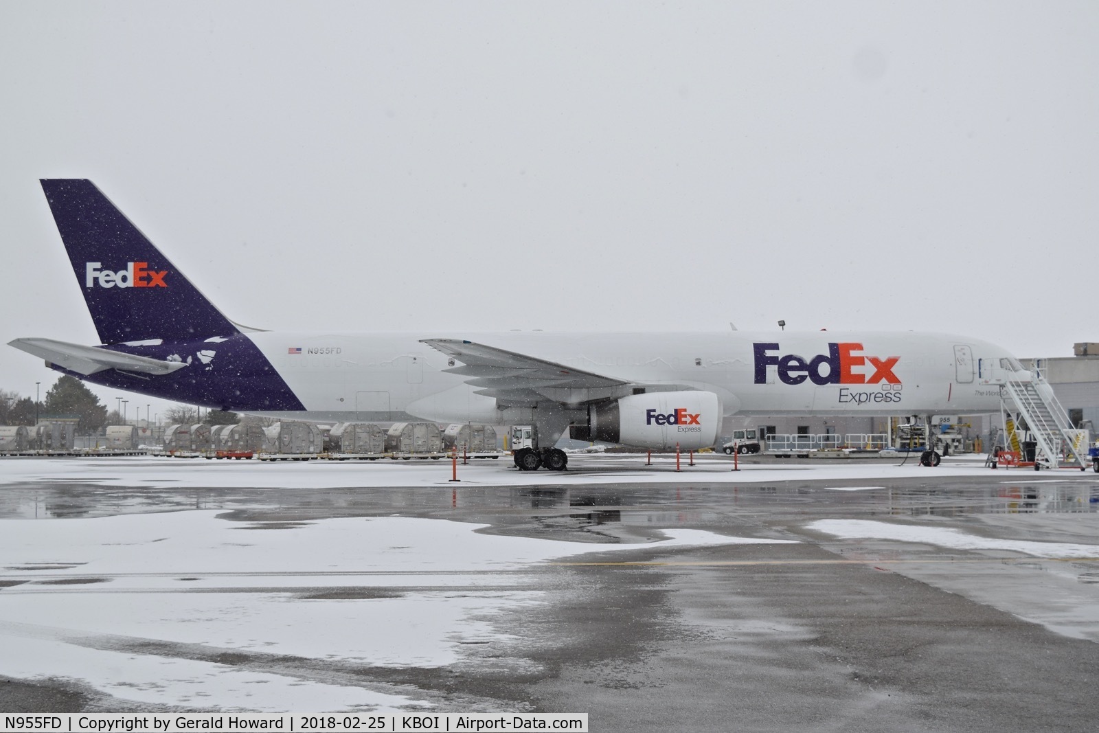 N955FD, 1998 Boeing 757-236 C/N 29114, Parked for the weekend on the Fed Ex ramp.