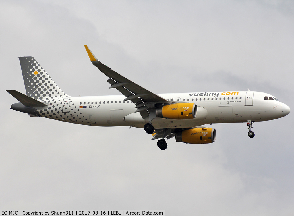 EC-MJC, 2015 Airbus A320-232 C/N 6841, Landing rwy 07L