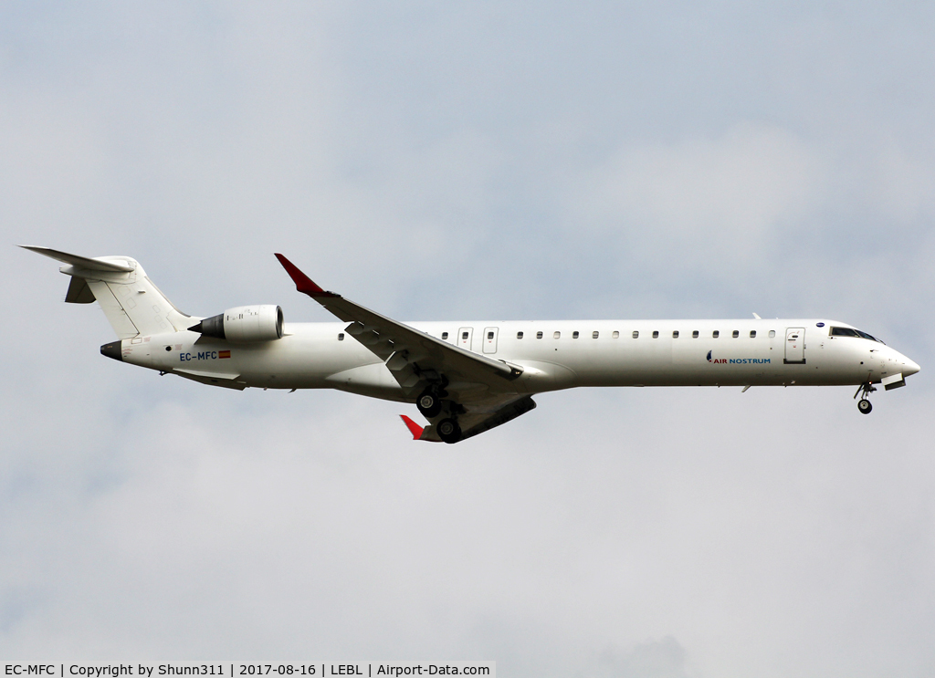 EC-MFC, 2006 Canadair CRJ-900ER (CL-600-2D24) C/N 15065, Landing rwy 07L