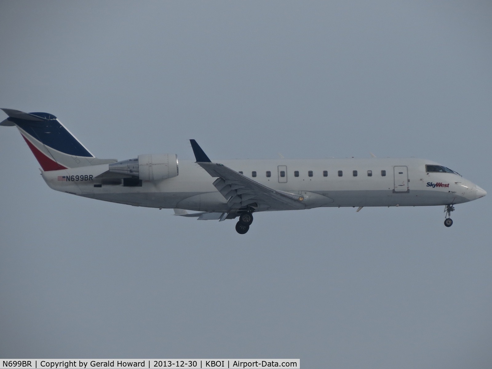 N699BR, 2003 Bombardier CRJ-200ER (CL-600-2B19) C/N 7801, Landing RWY 10L.