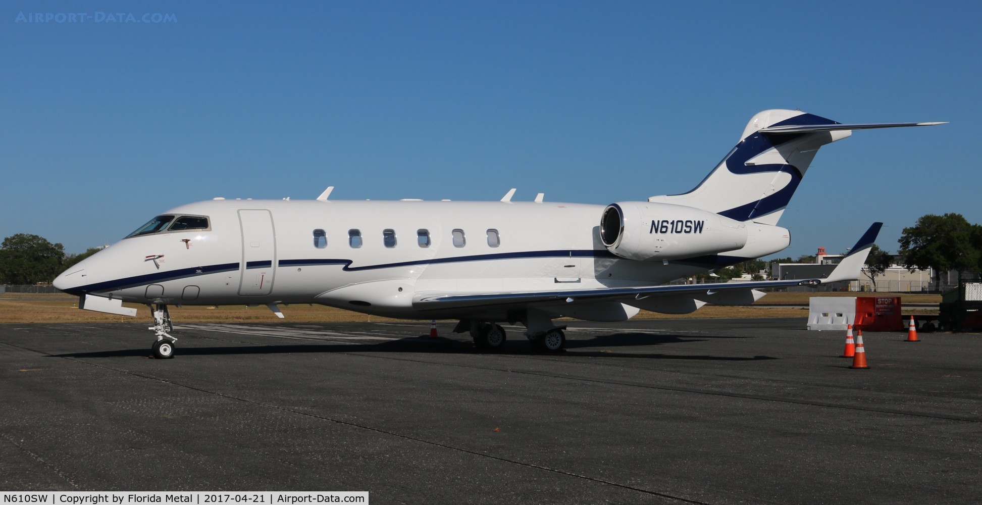 N610SW, 2005 Bombardier Challenger 300 (BD-100-1A10) C/N 20072, Challenger 300