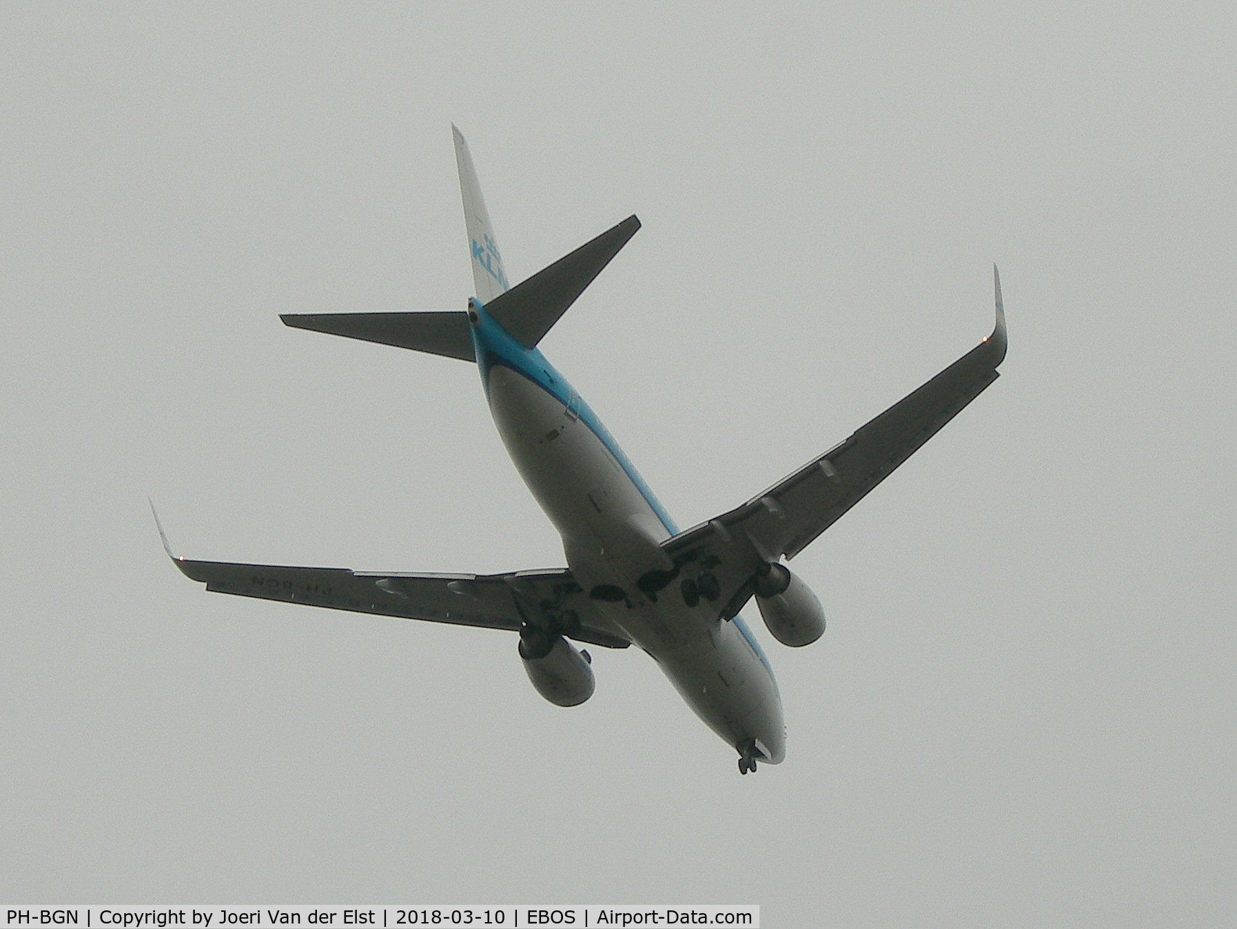 PH-BGN, 2011 Boeing 737-7K2 C/N 38125, Moments before touchdown rwy 26