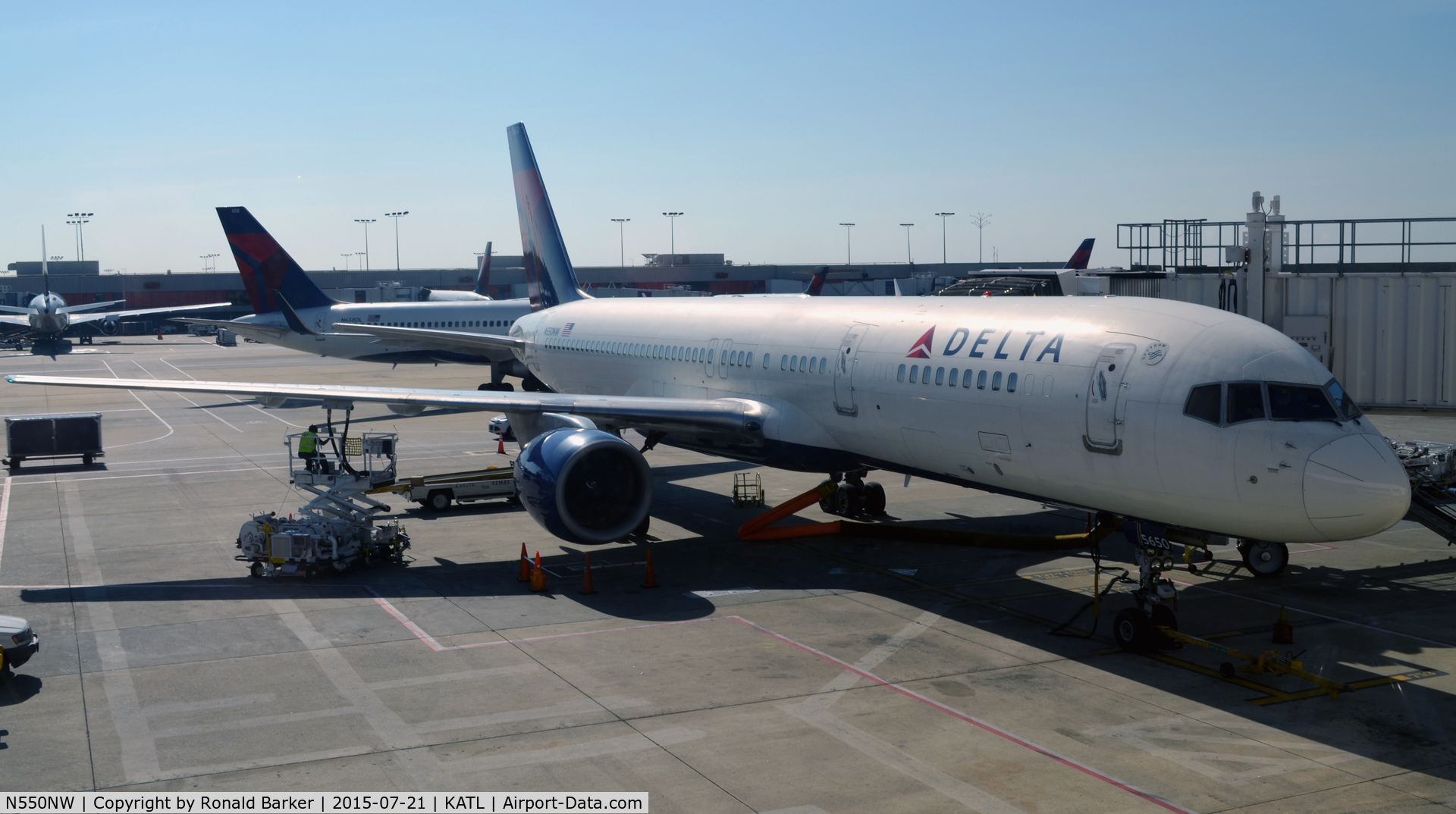 N550NW, 2001 Boeing 757-251 C/N 26497, At the gate Atlanta