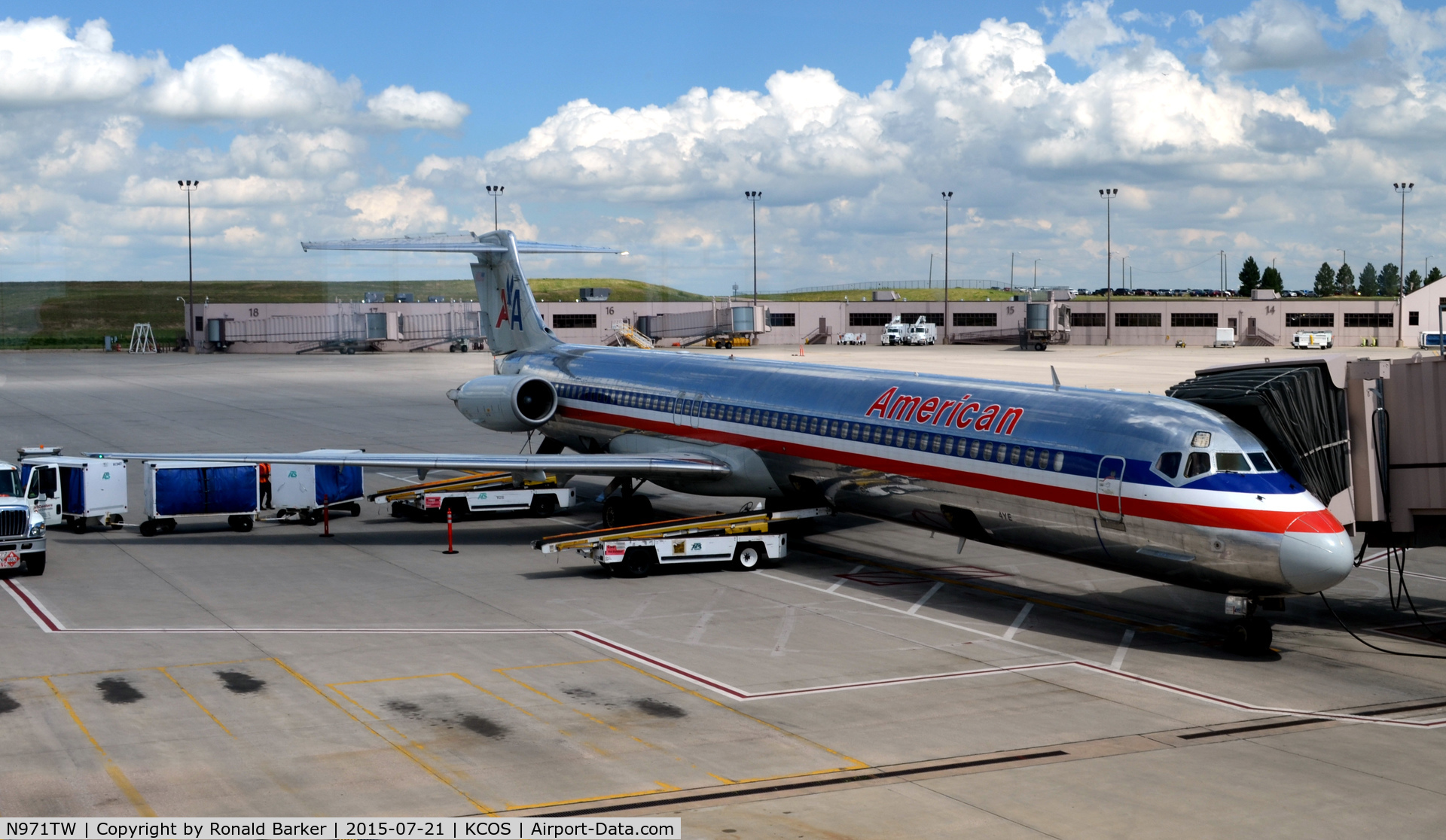 N971TW, 1999 McDonnell Douglas MD-83 (DC-9-83) C/N 53621, At the gate COS