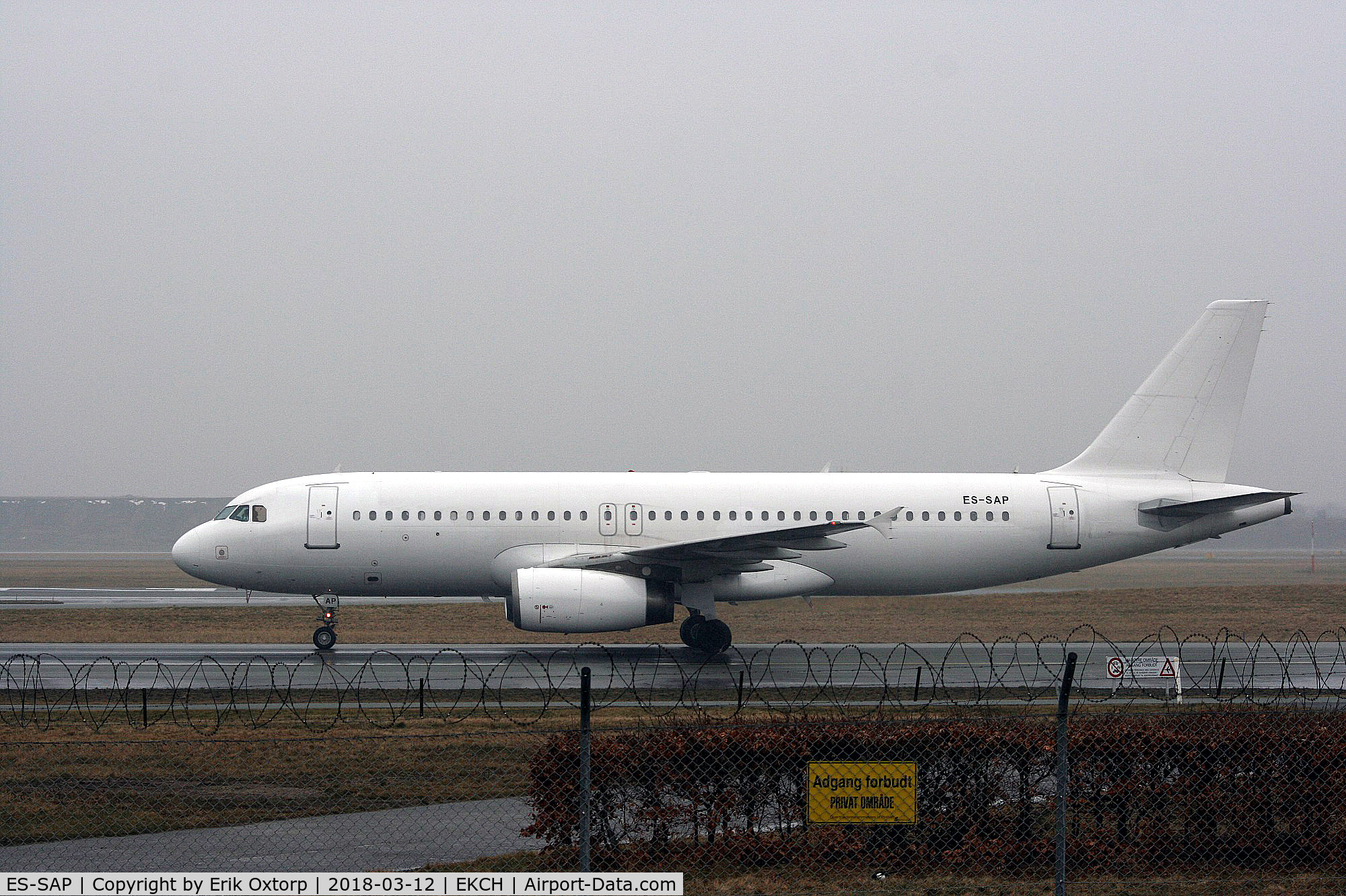 ES-SAP, 2000 Airbus A320-232 C/N 1183, ES-SAP arrived rw 04L