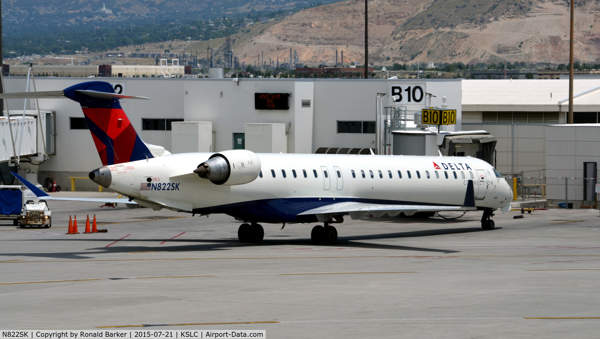 N822SK, 2008 Bombardier CRJ-900ER (CL-600-2D24) C/N 15203, At gate B10 SLC