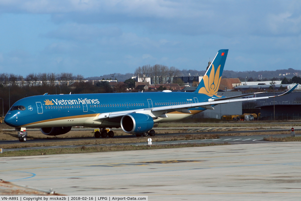 VN-A891, 2016 Airbus A350-941 C/N 67, Taxiing