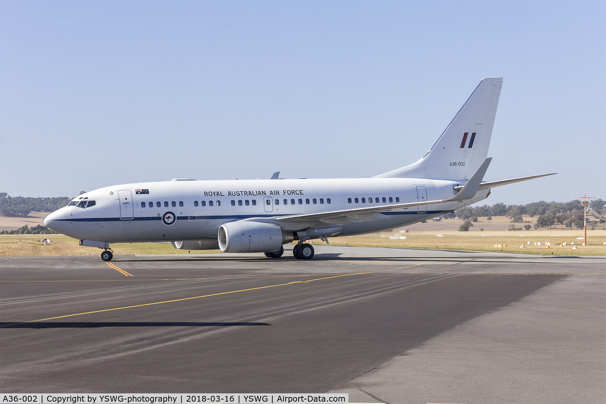 A36-002, 2000 Boeing 737-7DF C/N 30790/613, Royal Australian Air Force (A36-002) Boeing 737-7DT (BBJ) taxiing at Wagga Wagga Airport.