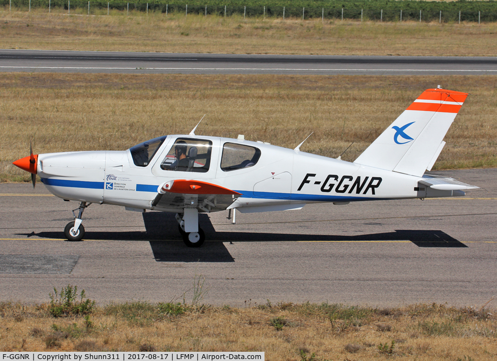 F-GGNR, 1991 Socata TB-20 C/N 1266, Taxiing holding point rwy 15 for departure...