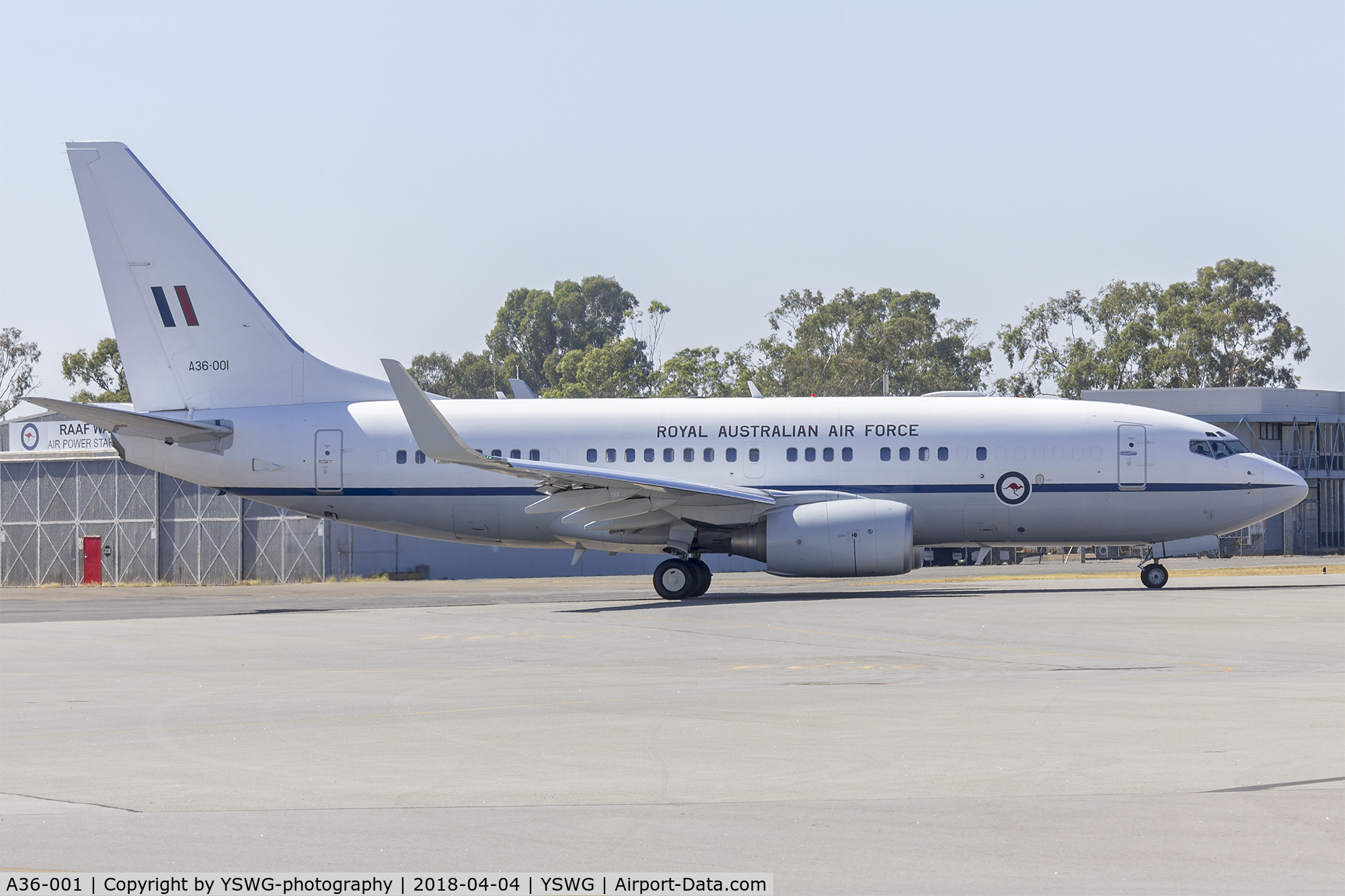 A36-001, 2000 Boeing 737-7DT BBJ C/N 30829, Royal Australian Air Force (A36-001) Boeing 737-7DT (BBJ) taxiing at Wagga Wagga Airport