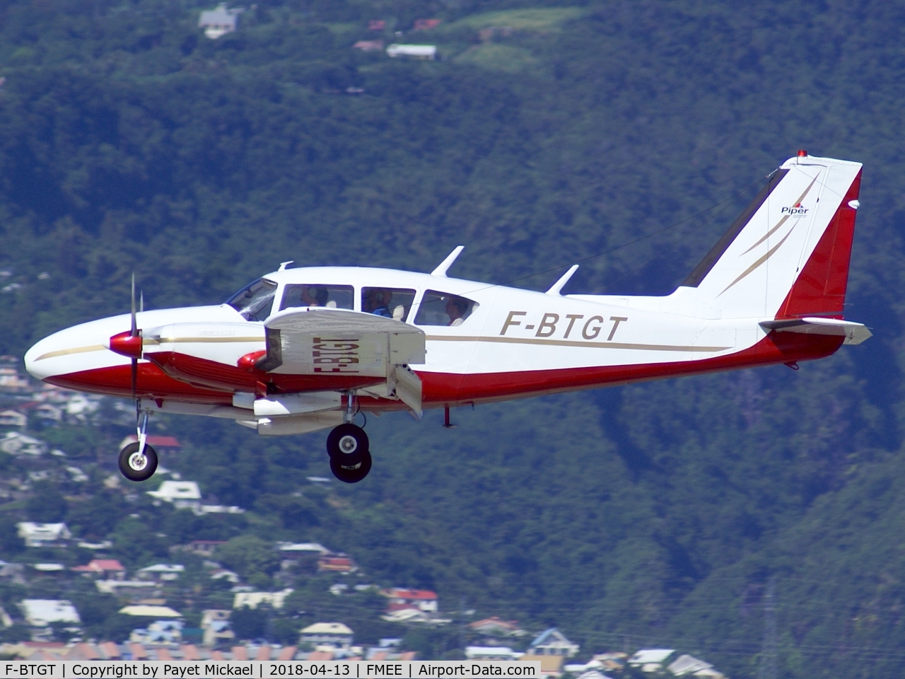F-BTGT, Piper PA-23-250 Aztec C/N 273270, Landing rwy 14