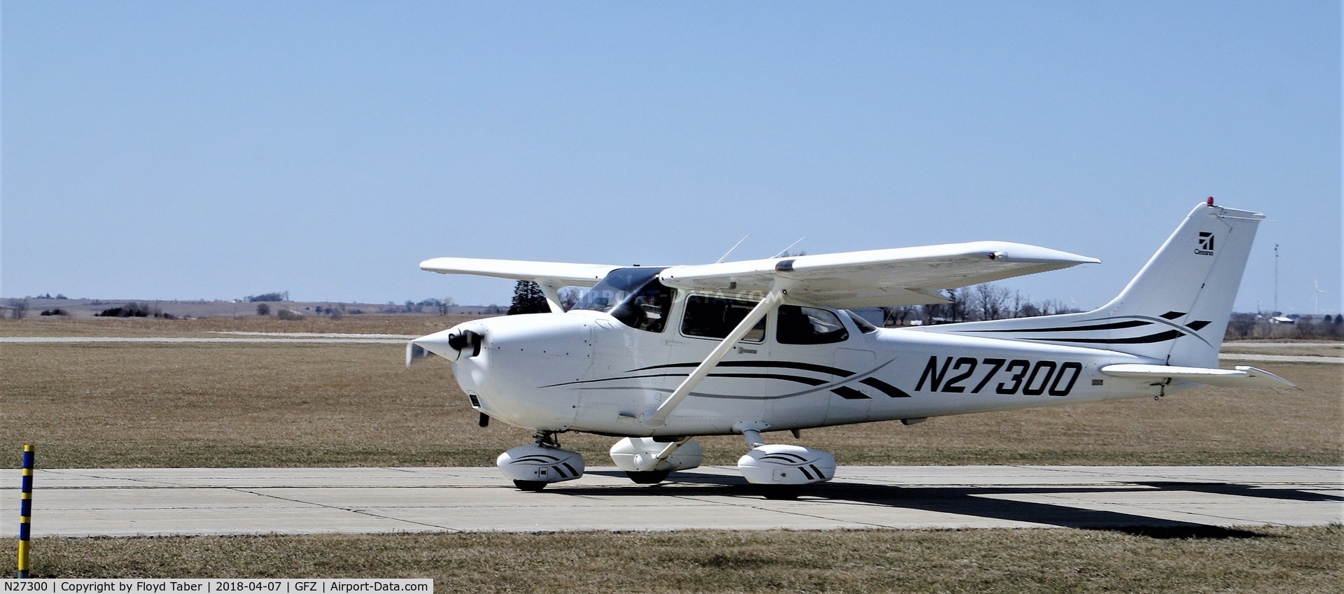 N27300, 1998 Cessna 172R Skyhawk C/N 17280551, Leaving Greenfield for Maryville Missourri