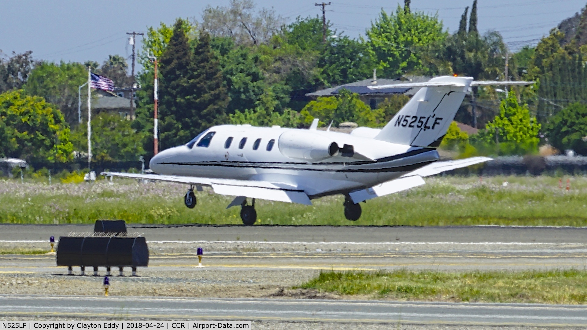 N525LF, 2000 Cessna 525 CitationJet CJ1 C/N 525-0382, Crosswind landing Buchanan Field Concord California 2018.