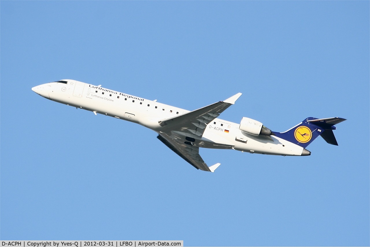 D-ACPH, 2002 Canadair CRJ-701ER (CL-600-2C10) Regional Jet C/N 10043, Canadair CRJ-701ER, Take off rwy 32R, Toulouse Blagnac Airport (LFBO-TLS)