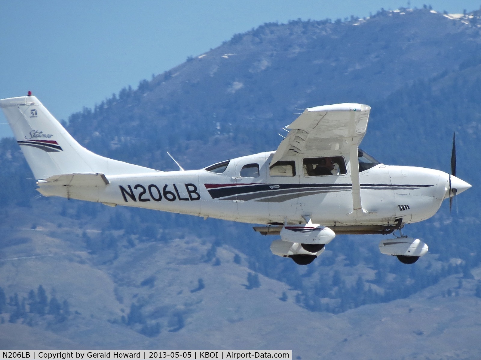 N206LB, 1999 Cessna 206H Stationair C/N 20608055, Landing RWY 10R.