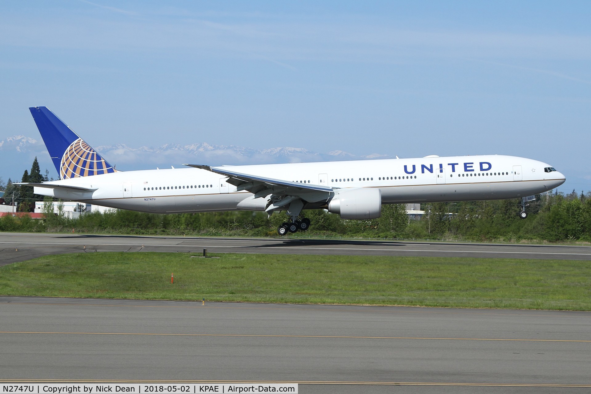 N2747U, 2018 Boeing 777-322/ER C/N 64991, UA2701 arrives from SEA to the Future of Flight Museum