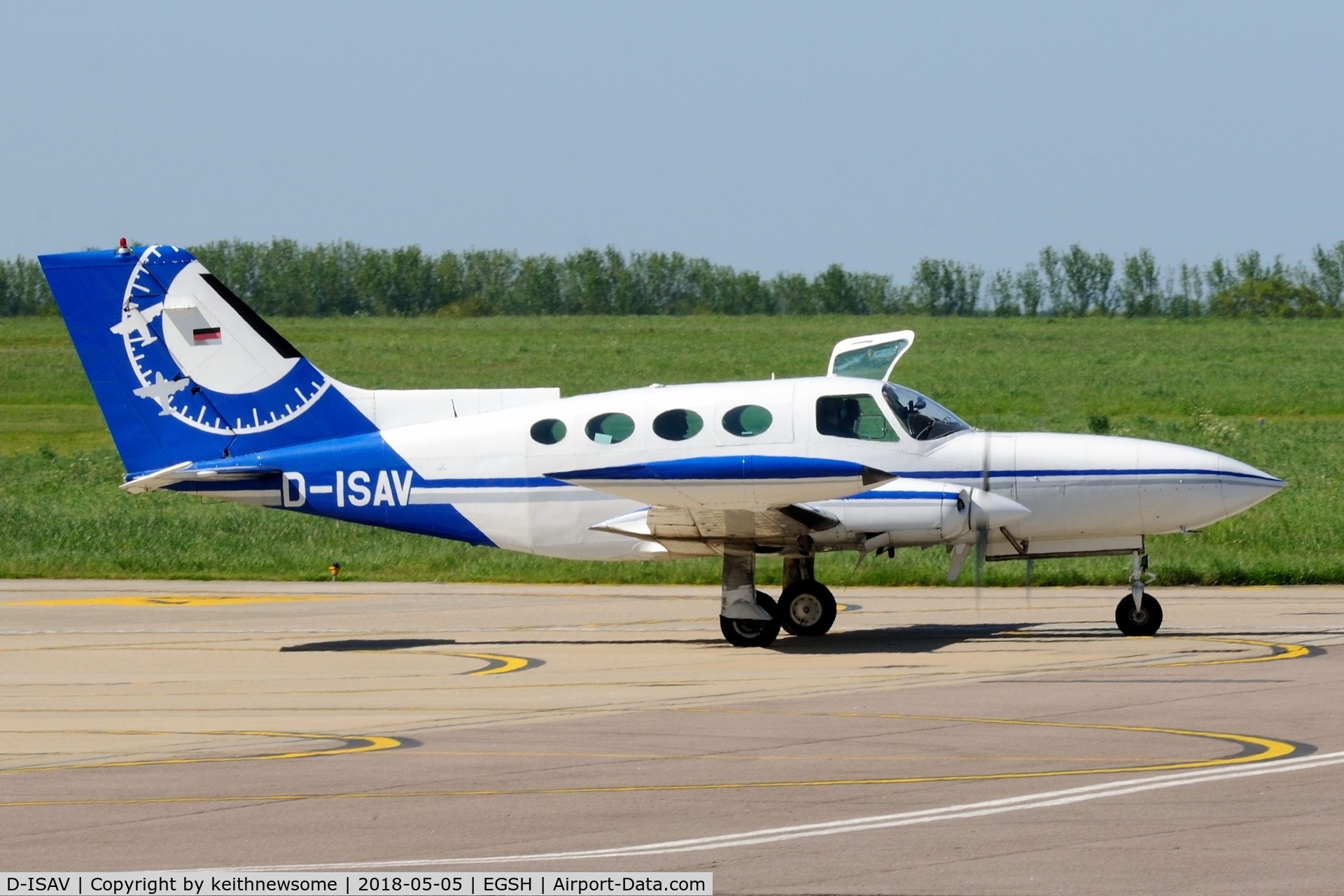 D-ISAV, 1971 Cessna 402B Businessliner C/N 402B0201, Leaving with 'extra ventilation'.