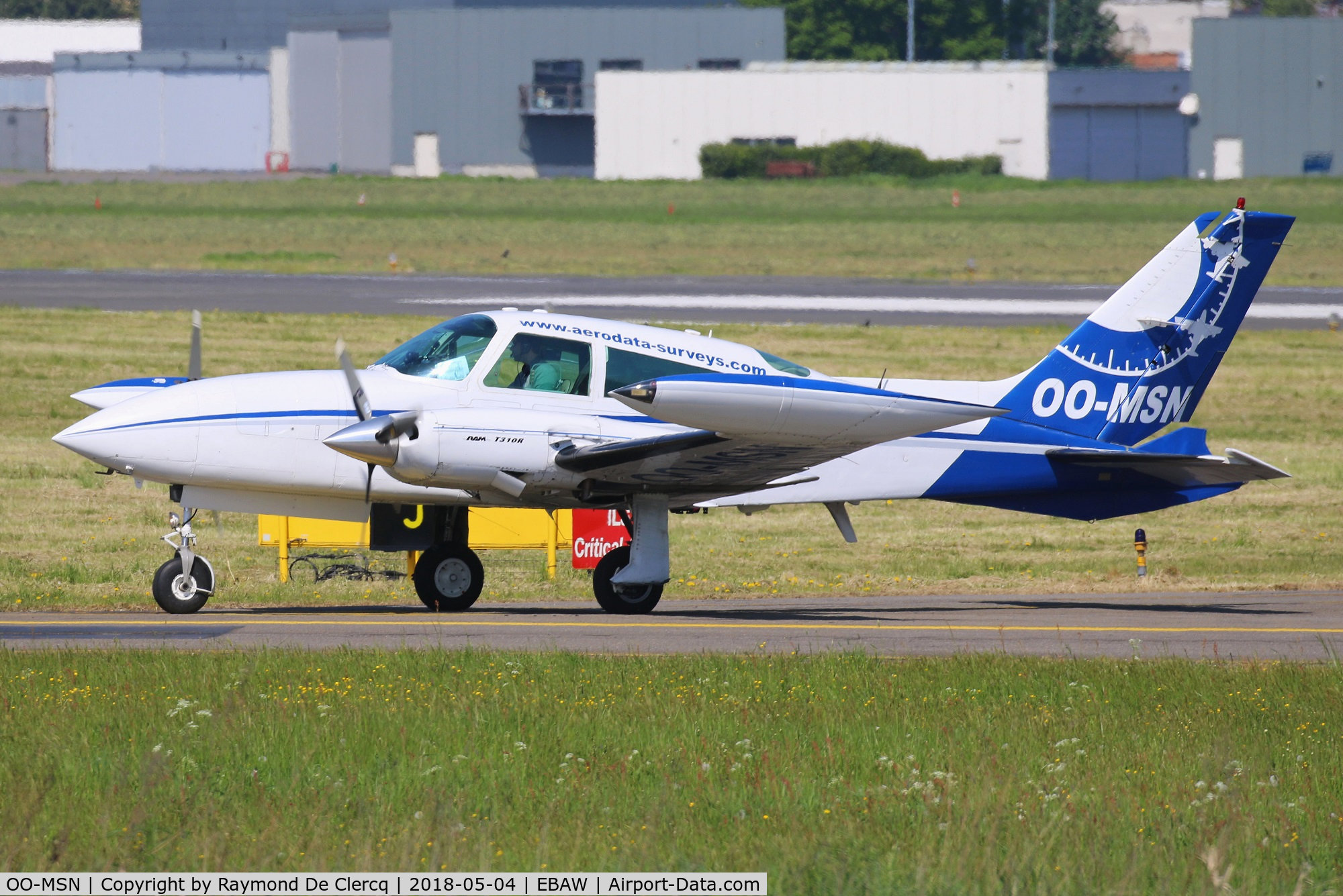 OO-MSN, Cessna 310R C/N 310R0562, Taxiing.