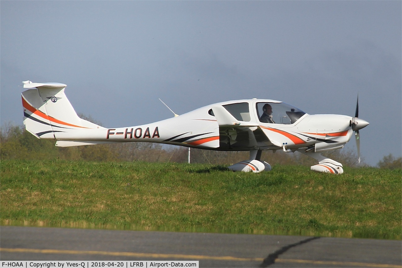 F-HOAA, Diamond DA-40 Diamond Star C/N D4.148, Diamond DA-40 Diamond Star, Taxiing, Brest-Bretagne Airport (LFRB-BES)