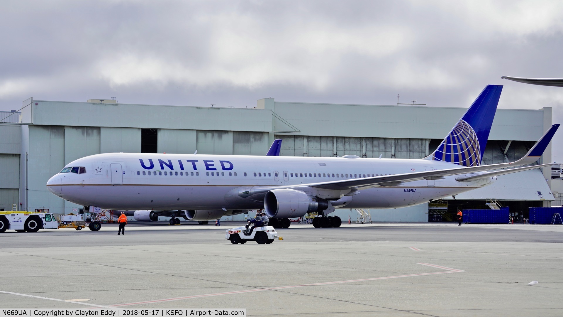 N669UA, 1999 Boeing 767-322 C/N 30025, SFO 2018.