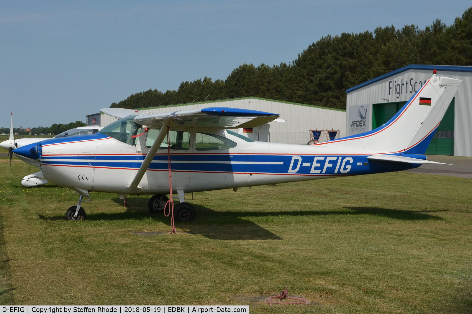 D-EFIG, 1966 Cessna 182J Skylane Skylane C/N 18257180, small Airfield northwest of Berlin