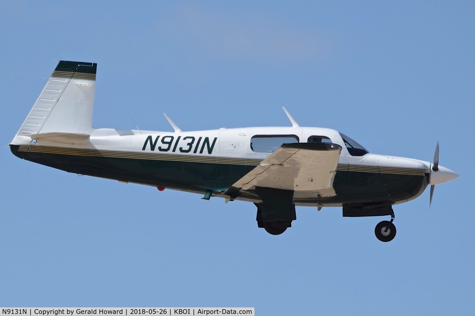 N9131N, 1996 Mooney M20J 201 C/N 24-3397, Landing RWY 28L.